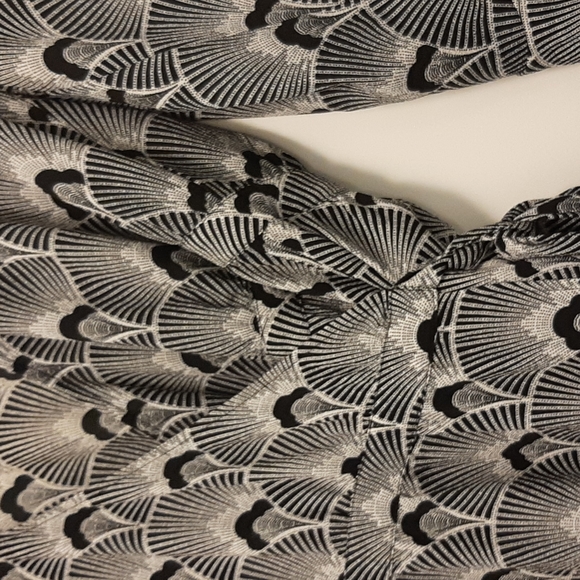 Crepe wrap dress with Art Deco fan print - Picture 3 of 8